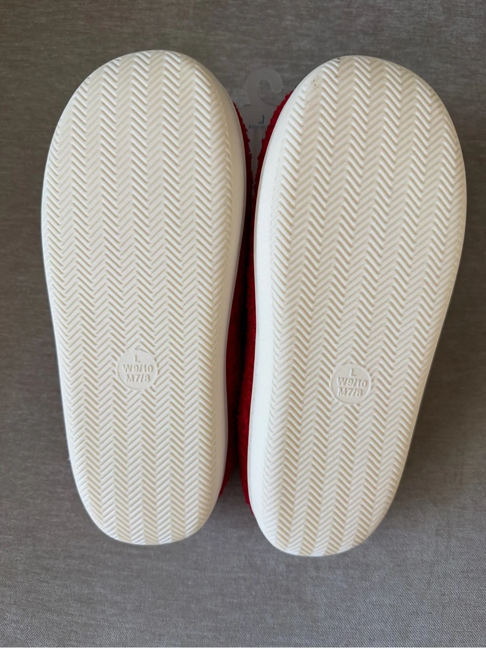 🎄❄️☃️Cozy Cabin Crew Red Holiday Slippers with Embroidered Mistletoe - Target